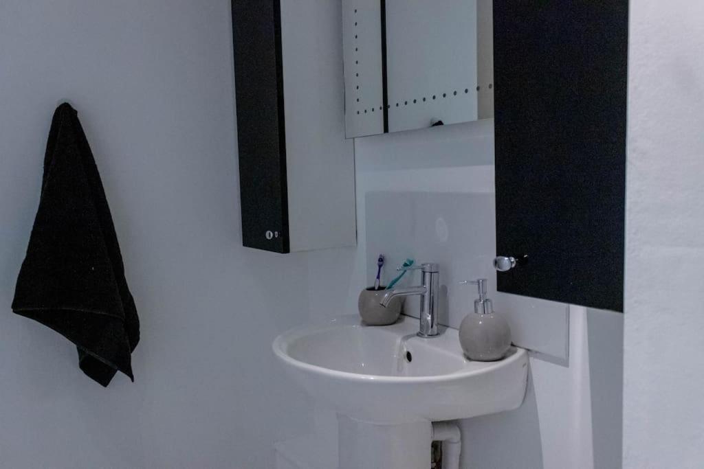 סוואנסי Cozy And Modern 2-Bed Apartment מראה חיצוני תמונה